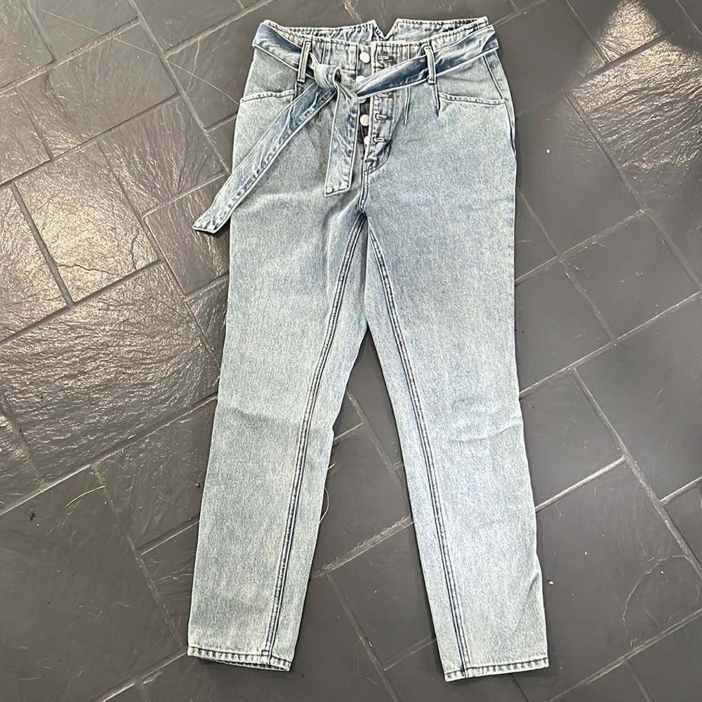 High waisted. Light jean pants. White buttons. Jean tie.